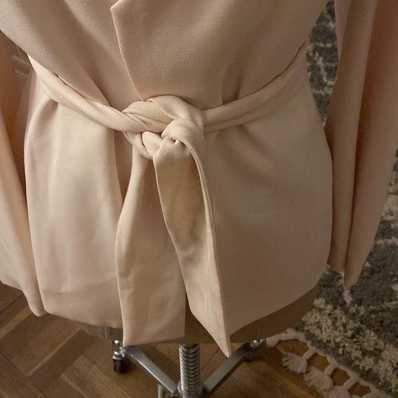 Vintage Lavish Alice from Neiman Marcus gorgeous cream blazer w/ cold shoulders - Picture 4 of 9